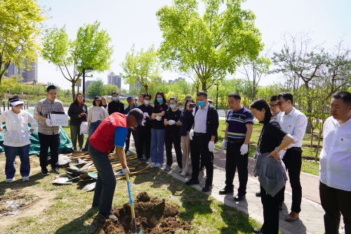 党员们耐心听取树苗栽植要领 党员们耐心听取树苗栽植要领