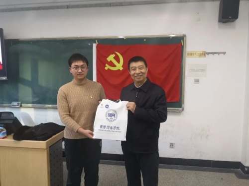 2李文良老师为志愿者代表发放暖心包 2李文良老师为志愿者代表发放暖心包