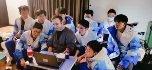 伊力凡老师与学生志愿者们 伊力凡老师与学生志愿者们