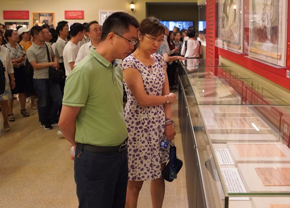 中层干部参观展览2 中层干部参观展览2