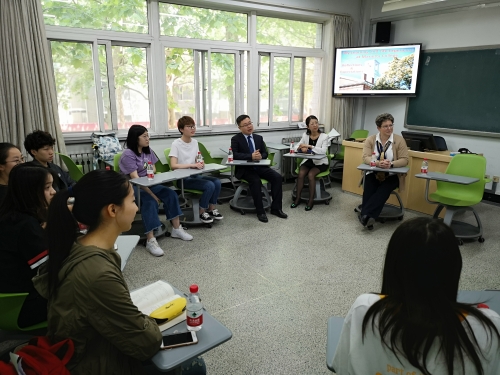 布兰德教务长与赴玛校交换学生座谈 布兰德教务长与赴玛校交换学生座谈