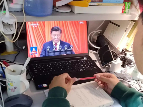 文化与传播系团员熊哲观看大会直播 文化与传播系团员熊哲观看大会直播