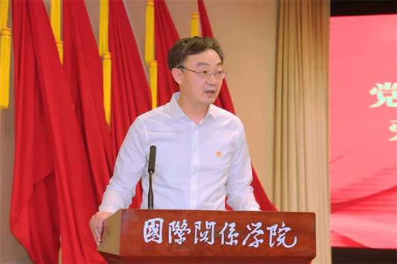 副院长许可宣读荣获纪念章的党员同志名单 副院长许可宣读荣获纪念章的党员同志名单