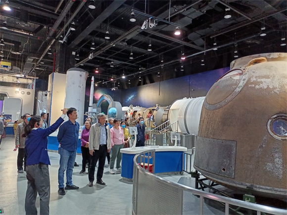教师参观太空探索展厅 教师参观太空探索展厅