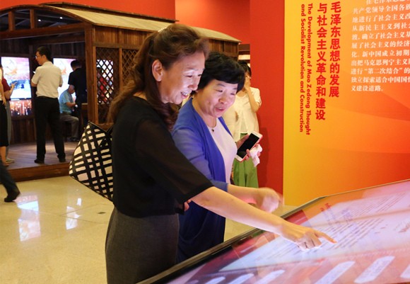 王如柏总会计师参观展览 王如柏总会计师参观展览