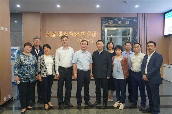 幸明军书记、许可副院长与各部门负责人在赵朴初先生题写的馆名前合影 幸明军书记、许可副院长与各部门负责人在赵朴初先生题写的馆名前合影
