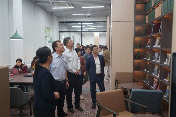 视察休闲阅读区 视察休闲阅读区