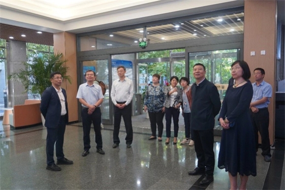 唐宇明馆长向各位领导介绍改造整体情况 唐宇明馆长向各位领导介绍改造整体情况