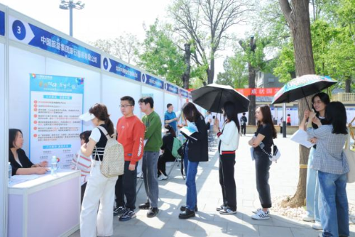 毕业生现场参加用人单位面试 毕业生现场参加用人单位面试