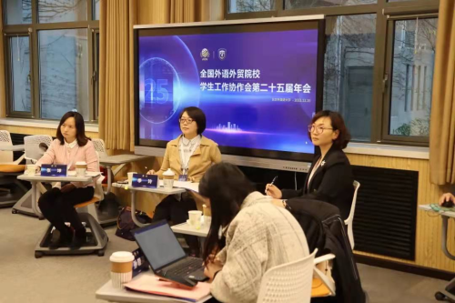 4经济金融学院党总支副书记阴医文同志参加分组谈论 4经济金融学院党总支副书记阴医文同志参加分组谈论