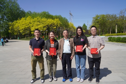 刘平杰为新入职党员颁发“政治生日”纪念品 刘平杰为新入职党员颁发“政治生日”纪念品