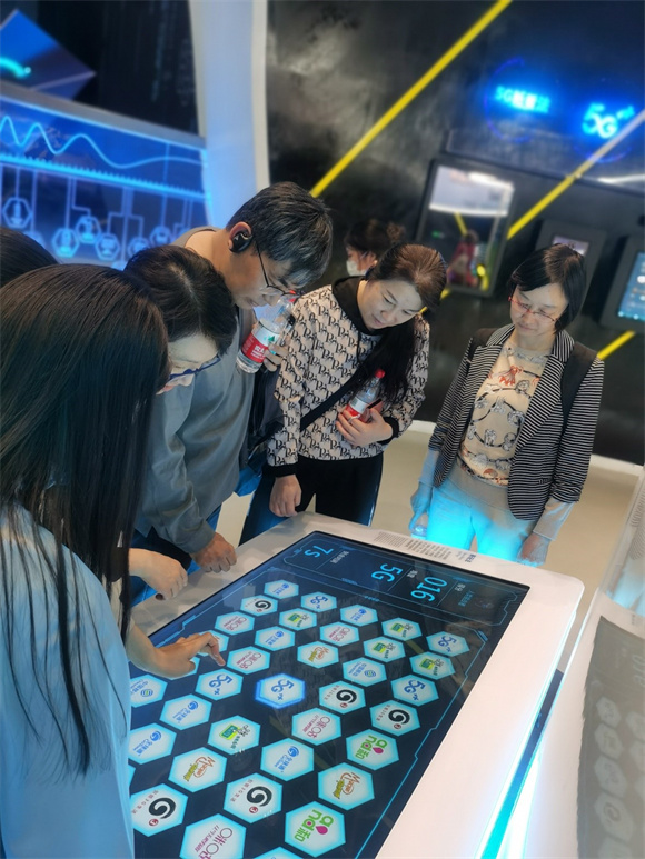 教师在数字中国展厅参与互动体验 教师在数字中国展厅参与互动体验