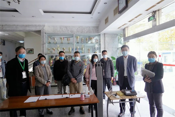 校领导一行在体育馆大厅听取AED取用流程 校领导一行在体育馆大厅听取AED取用流程