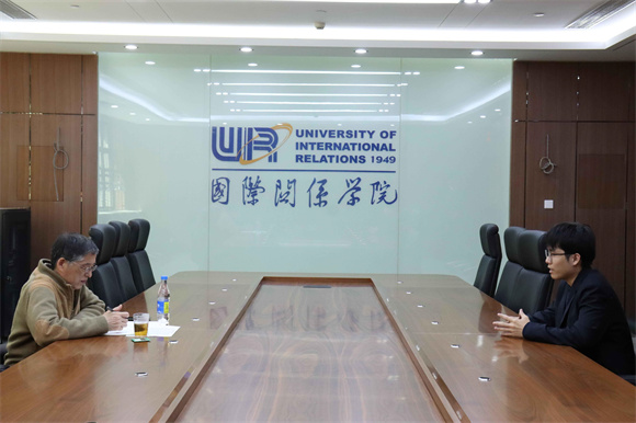 郑启荣教授对学员进行一对一模拟面试 郑启荣教授对学员进行一对一模拟面试