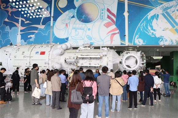 主展厅展示我国载人航天空间站 主展厅展示我国载人航天空间站