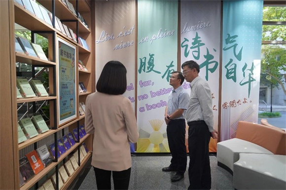参观新书展示区 参观新书展示区