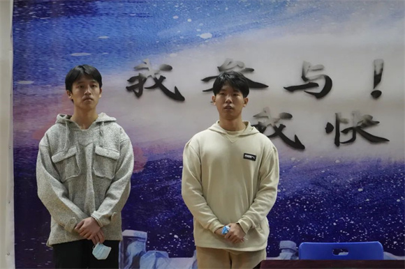 牛阵苍(左),覃贝尔(右) 牛阵苍(左),覃贝尔(右)