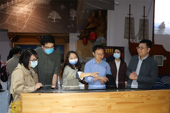 教师参观华夏之光展厅 教师参观华夏之光展厅