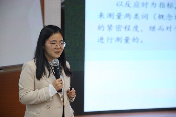 周晓燕老师进行现场展示 周晓燕老师进行现场展示